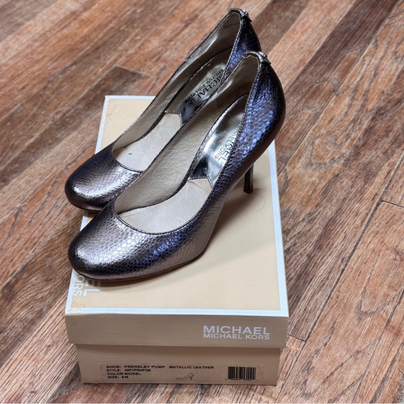 MK | Silver snake skin leather cap toe Presley pumps - Picture 3 of 4